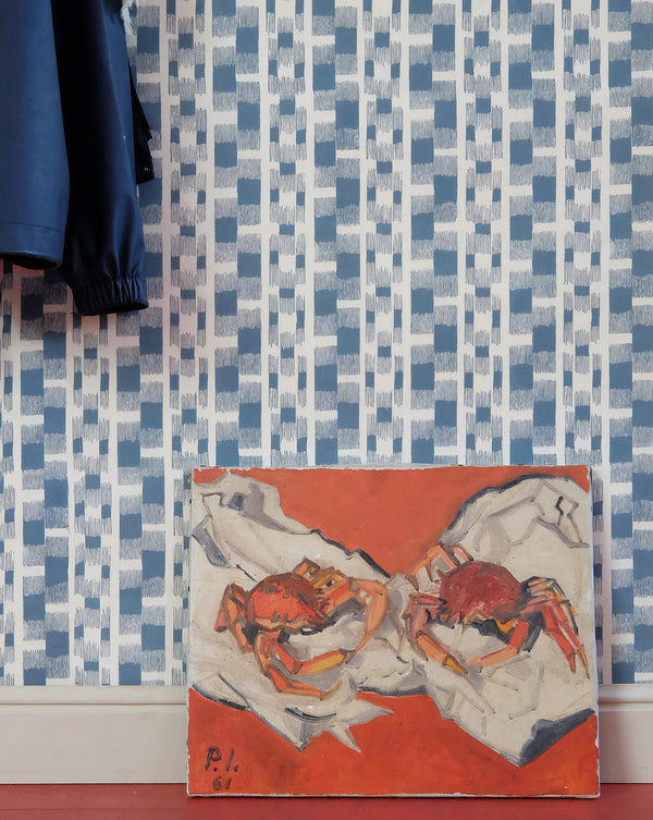 Wallpaper with geometric pattern and a painting of crabs on an orange background.